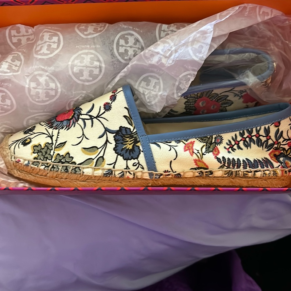 Brand new in box never worn 
Super cute  
Purchased at Bloomingdale’s